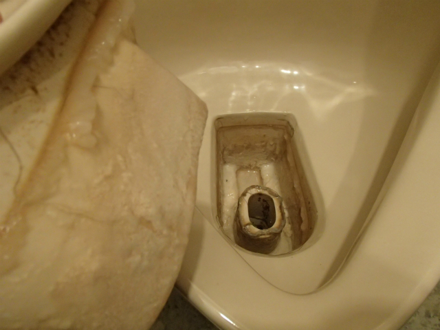 男性用トイレの尿石除去