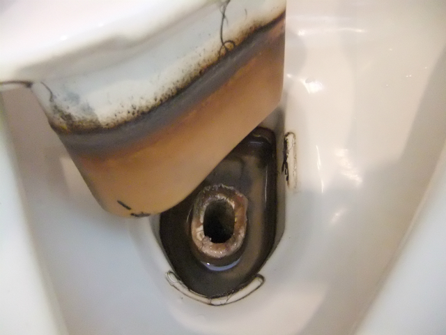 男性用トイレの尿石